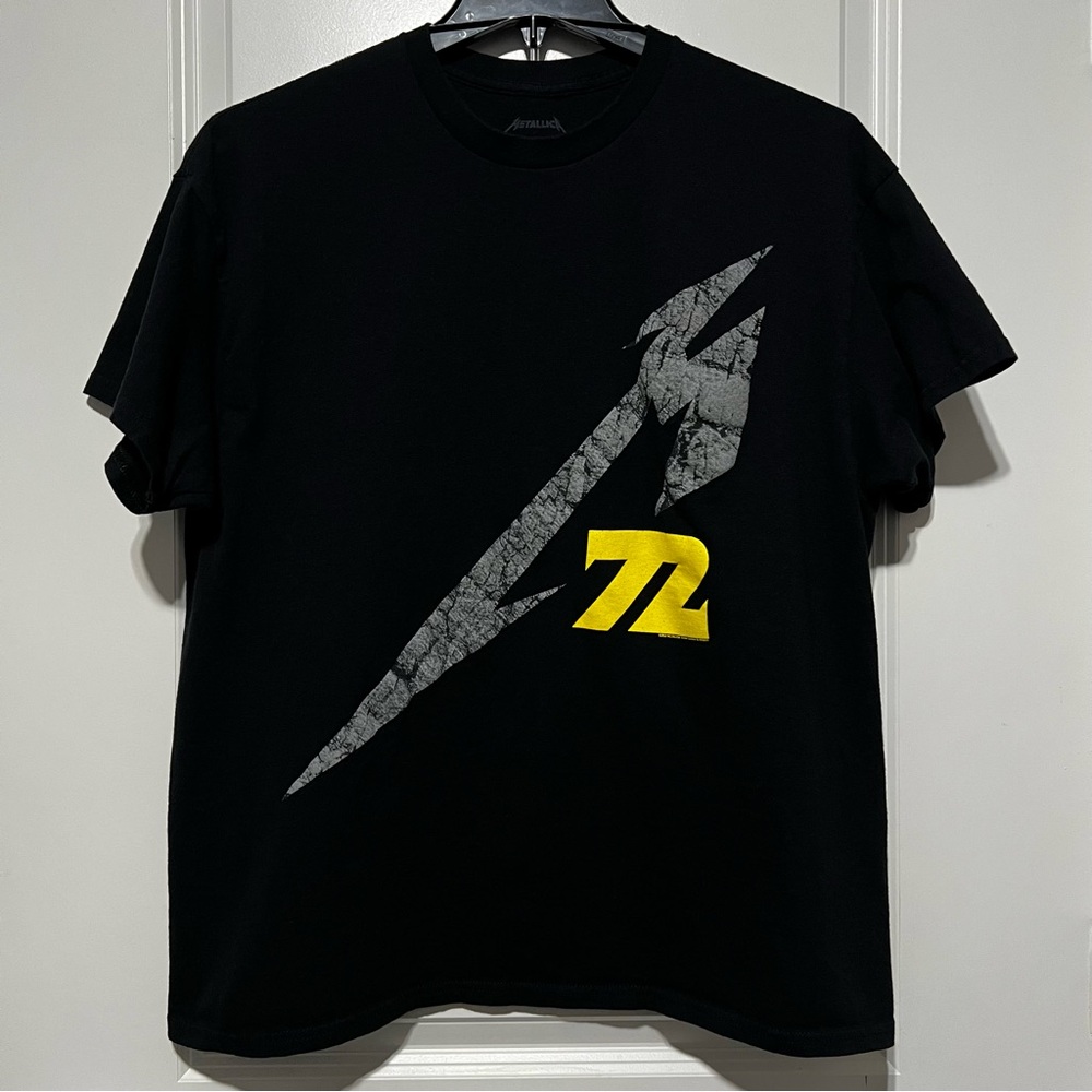 Metallica Men’s SS Crewneck Graphic T-Shirt in Black/Gray